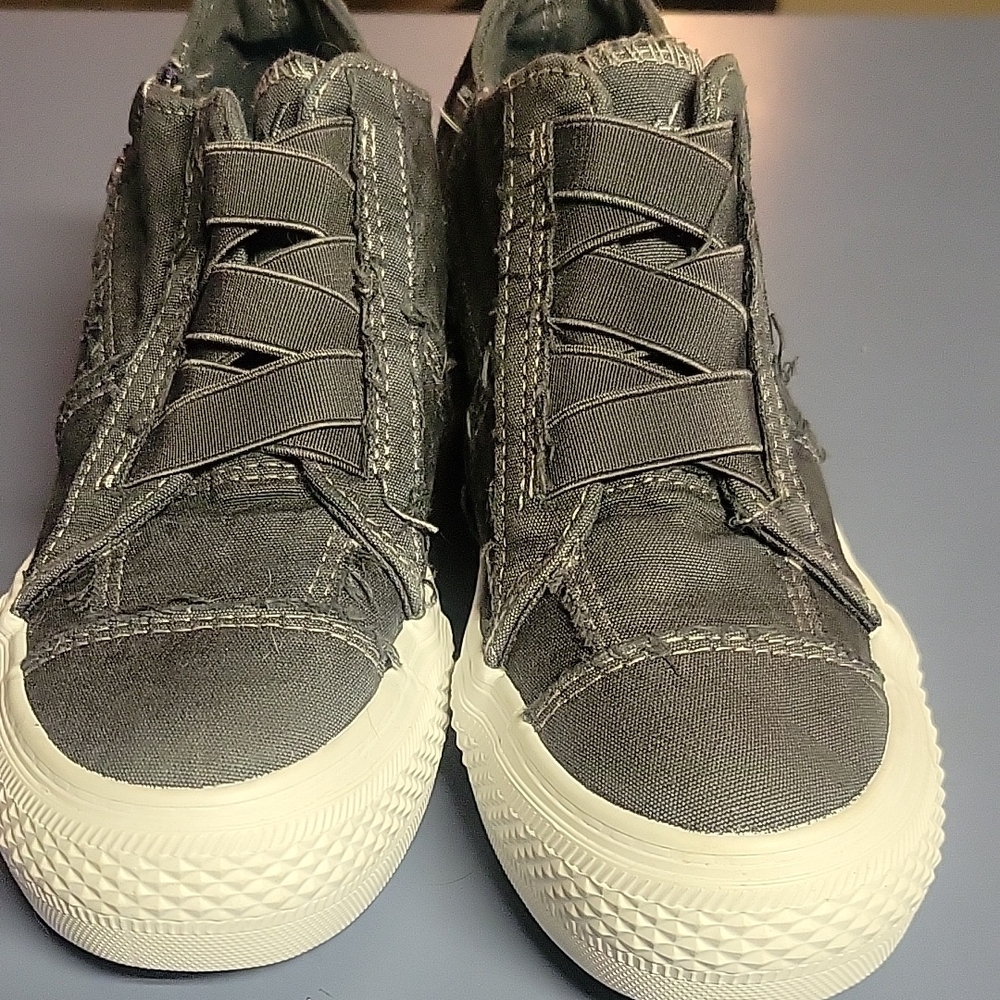 NWOT Blowfish Malibu shoe size 6 big girl color gray.
